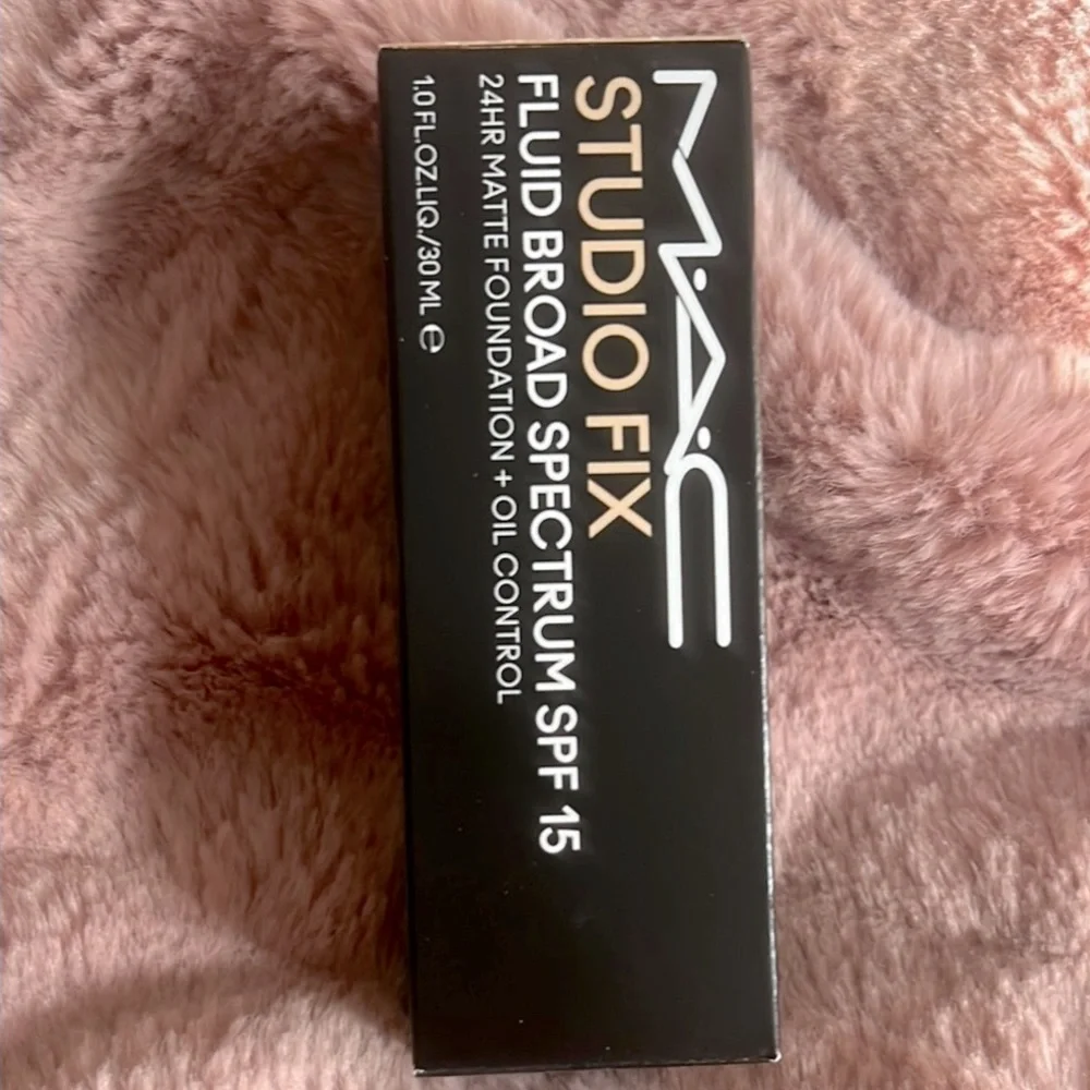 MAC STUDIO FIX FLUID SPF 15 24HR MATTE FOUNDATION + OIL CONTROL NIB
